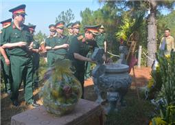 Đoàn công tác Bộ Quốc phòng viếng mộ Đại tướng Võ Nguyên Giáp